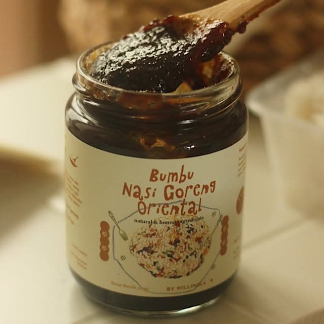 Bumbu Nasi Goreng Oriental Millimala dalam jar, dengan sendok dan tekstur bumbu